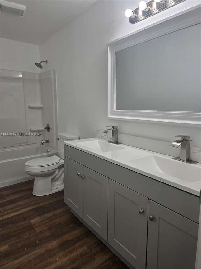 Building Photo - 423 N Lane St