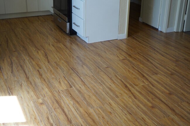 Building Photo - Spacious 3 bedroom, 1 bathroom renovated home
