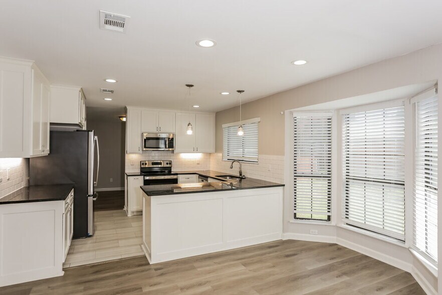 Building Photo - 5911 Rocky Point Dr