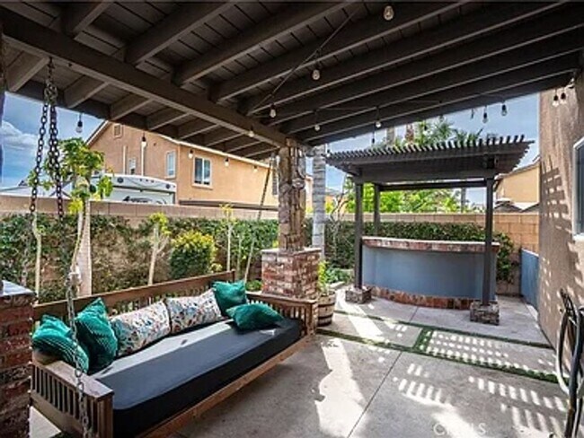 Building Photo - Absolutely Stunning home in Eastvale & loc...