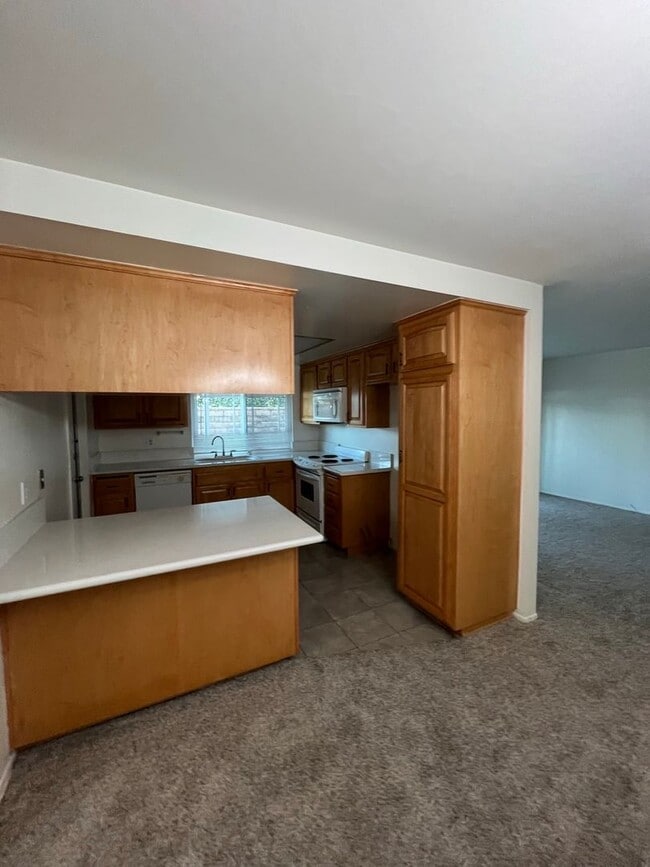 Building Photo - Beautiful 4 Bd Townhouse