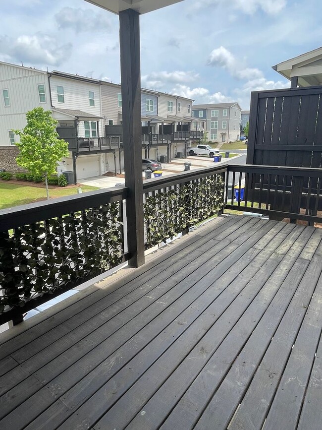 Building Photo - Amenities and Location Make this 3-Level T...