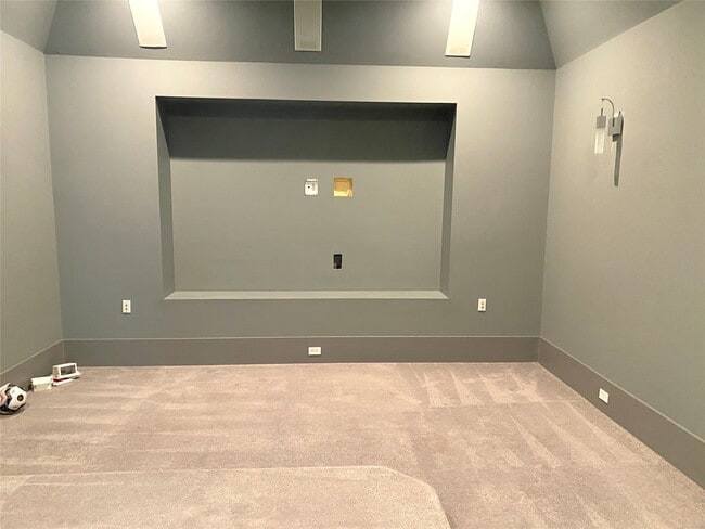 Building Photo - 4642 Devon St