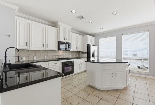 Building Photo - Charming Corner Townhouse in the Heart of Midtown