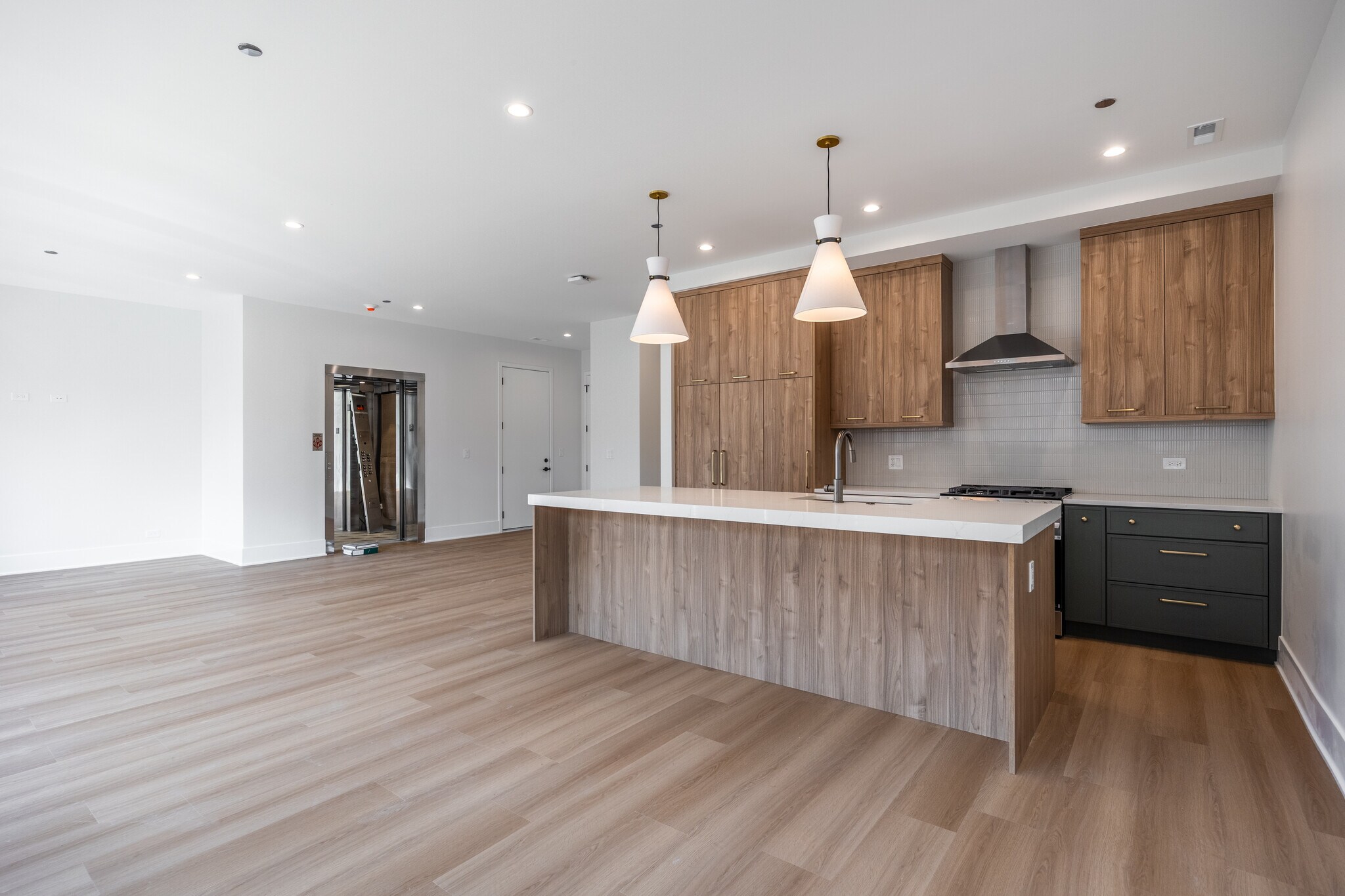 Building Photo - 1610 W Grand Ave