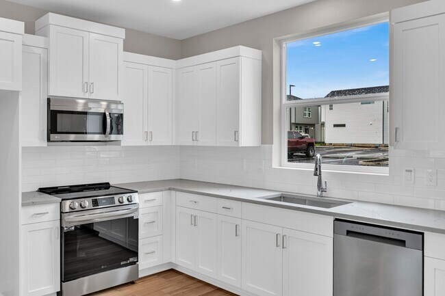 Building Photo - Move In Special Up to 3 Months Free - Newb...