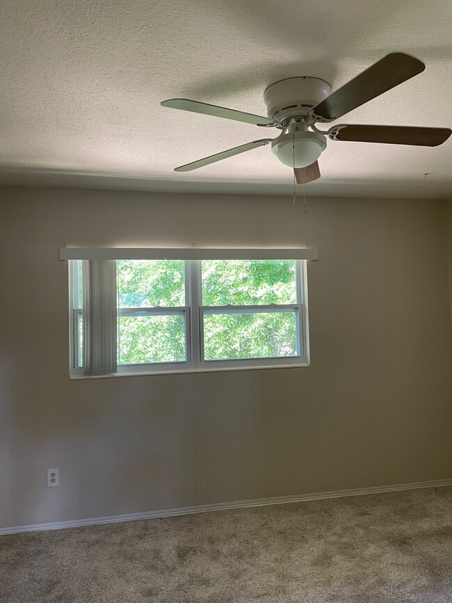 Building Photo - 997 Sunrise Dr