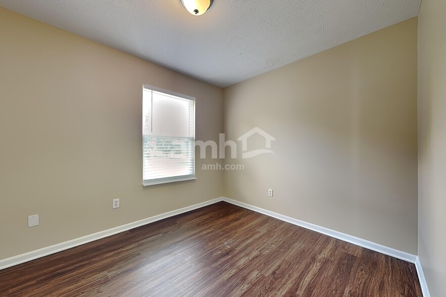 Building Photo - 700 Thornton Dr