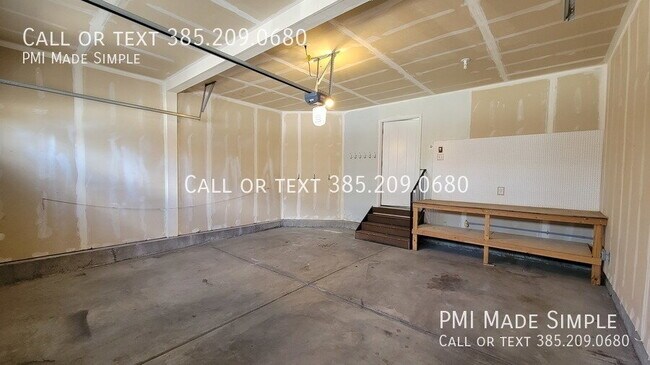 Building Photo - Modern Townhome | LVP | Office/Entertainment