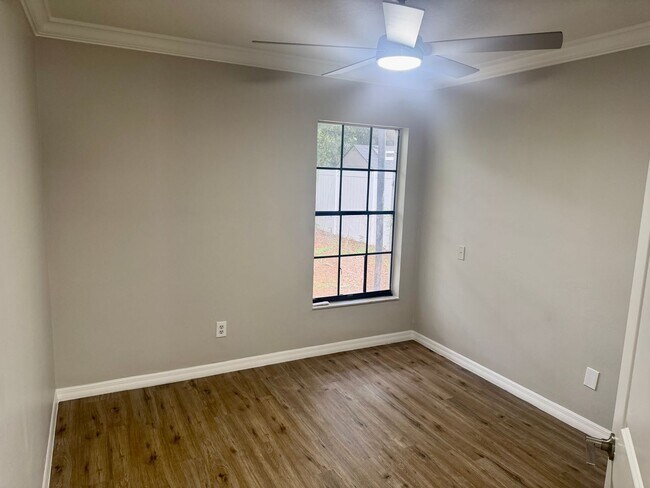 Building Photo - Completely Renovated 3/2 Located in Quiet Palm Harbor Community
