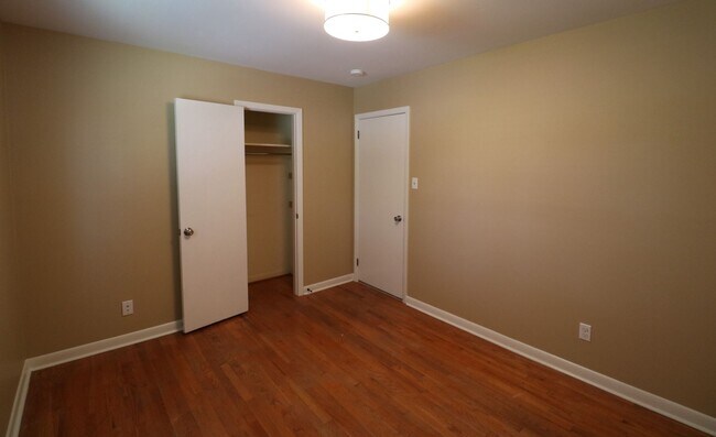 Building Photo - 2815 Ashwood Dr