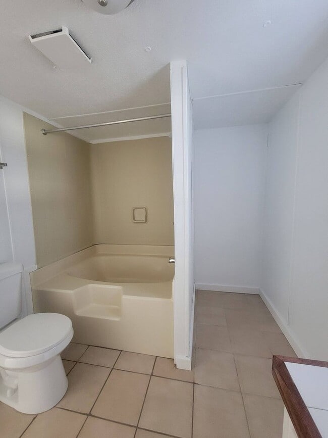 Building Photo - Ready to Move in