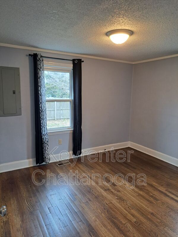 Building Photo - 718 Woodvale Ave