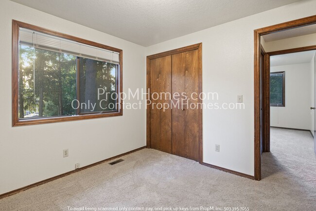 Building Photo - Spacious Tri-level Four Bedroom Home On Qu...