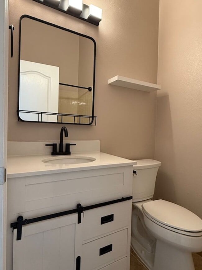 Building Photo - House For Lease