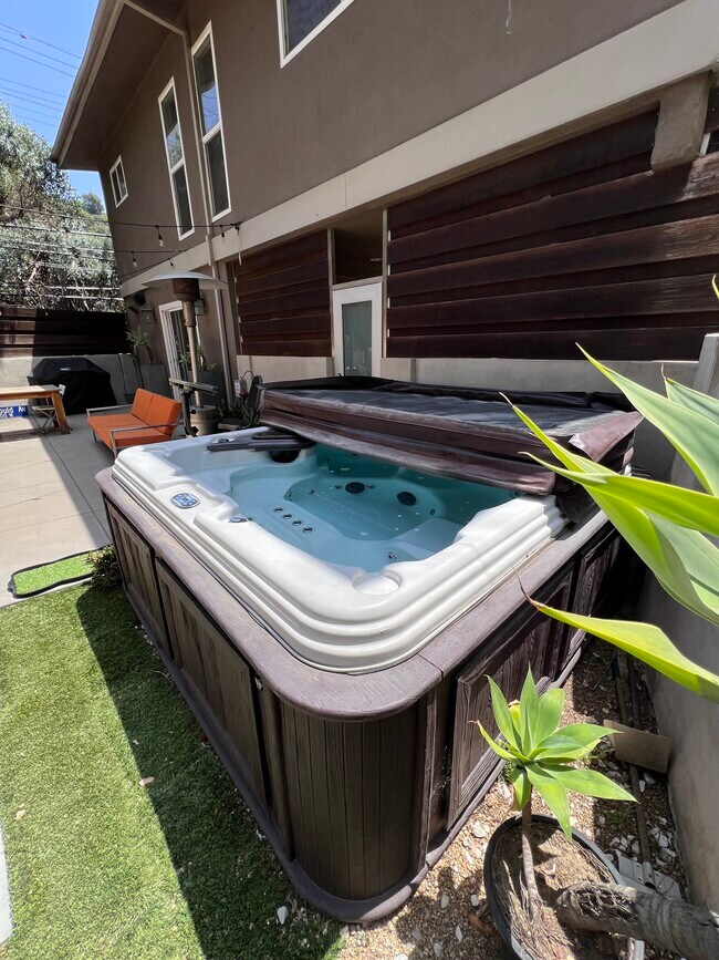 Outdoor jacuzzi - 8101 Gould Ave