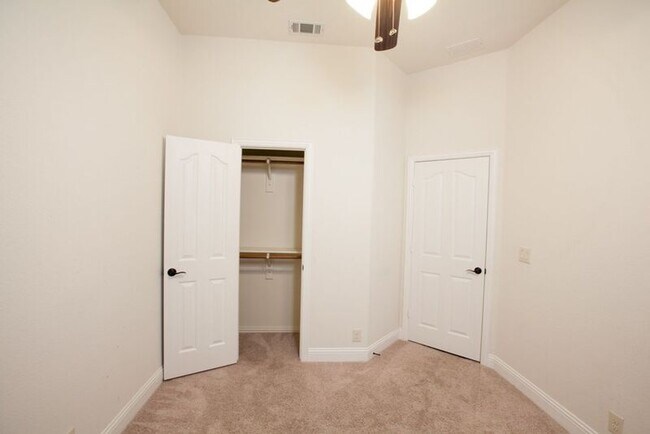 Building Photo - 517 Kelvington Dr
