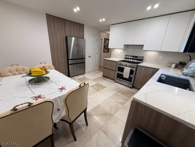 Building Photo - 18 Aubrey St