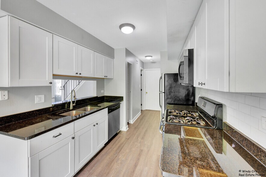 Building Photo - 240 Acorn Dr