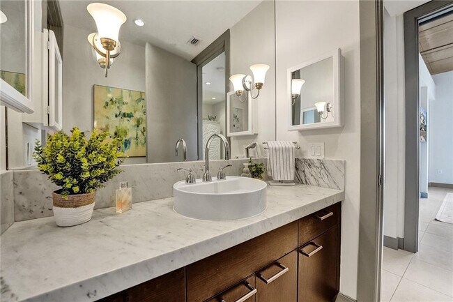 Building Photo - 110 SE 2nd St