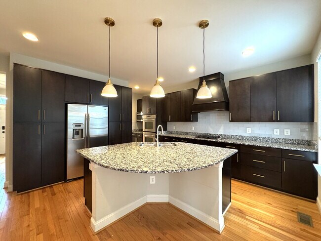 Building Photo - Exquisite Brambleton Living: A Spacious Fa...