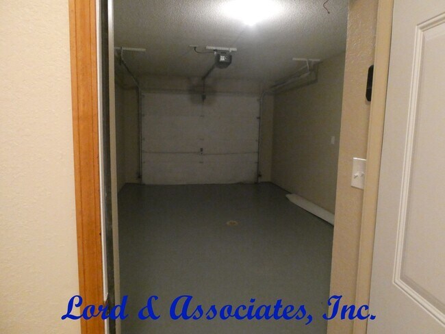 Building Photo - 318 Lois Ln
