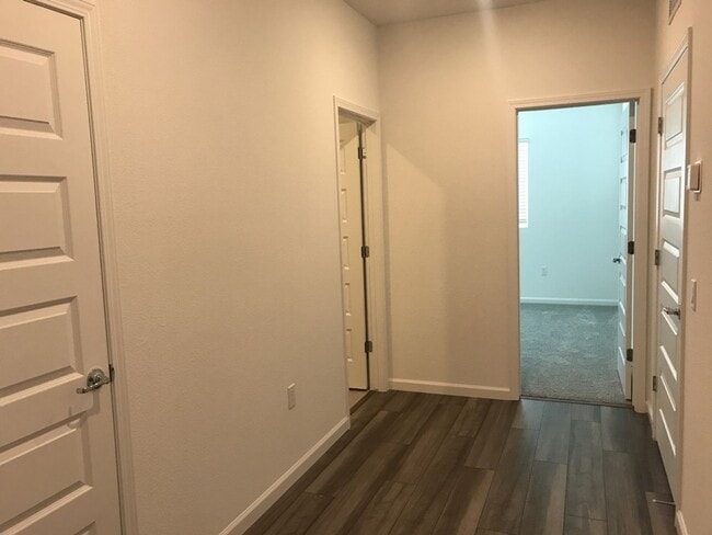 Building Photo - New neighborhood 1 Bedroom 1 bath unit