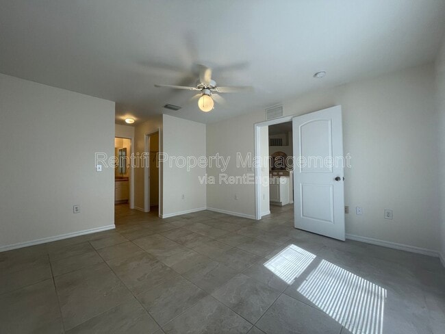 Building Photo - 1429 NE 5th Ave