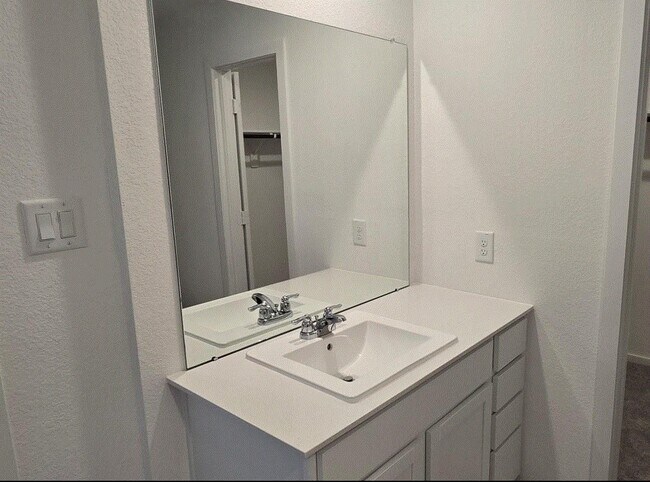 Building Photo - 3085 Fantasy Ter Dr