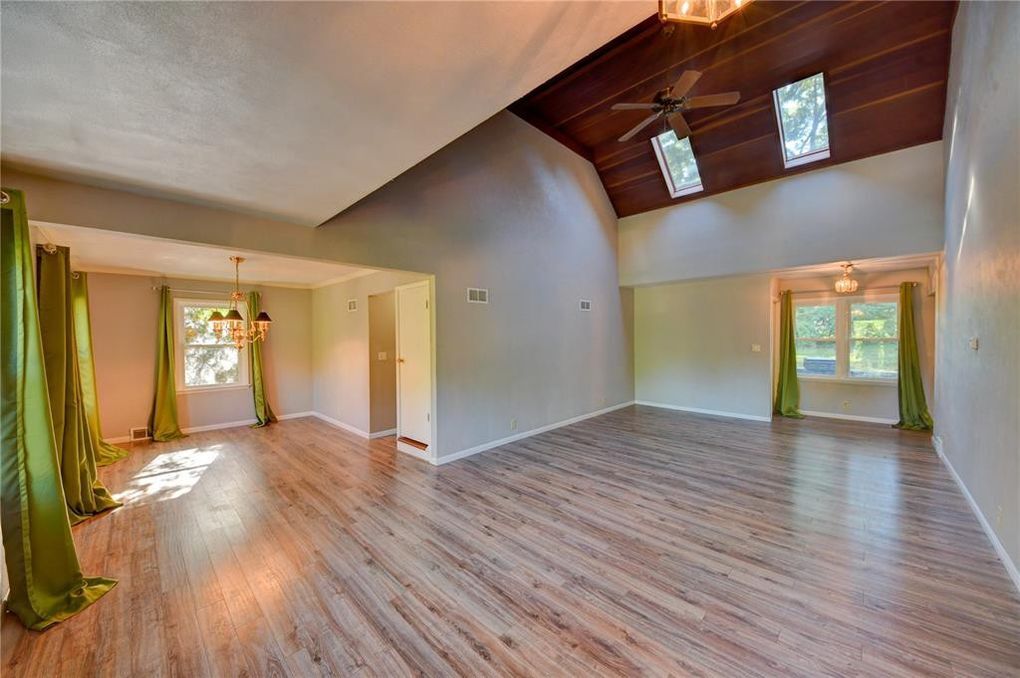 Living Room and dining room - 2539 Vernon Ct SE