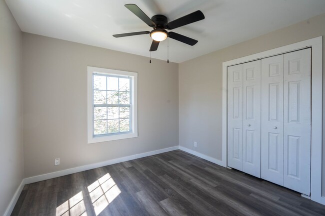 Building Photo - Newly renovated 3 bed and 1 bath house in ...