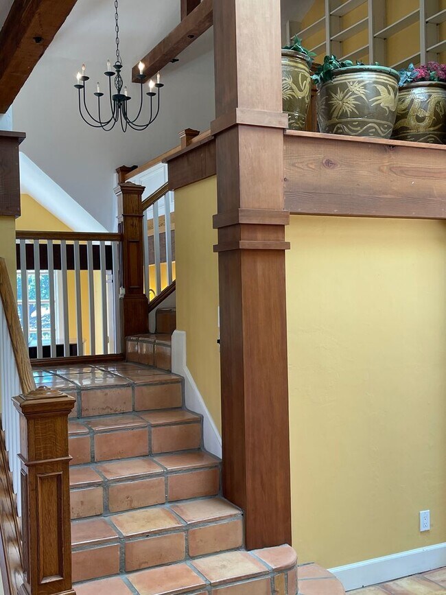 Building Photo - Spacious hilltop home, cul de sac location, fabulous views, Excellent Palo Alto Schools!