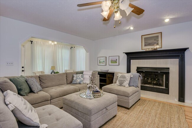 Building Photo - 869 Hickory Ridge Rd