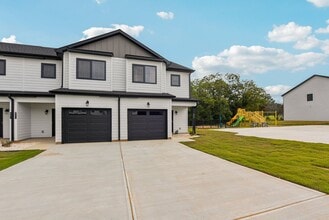 Building Photo - Legacy Homes Townhomes