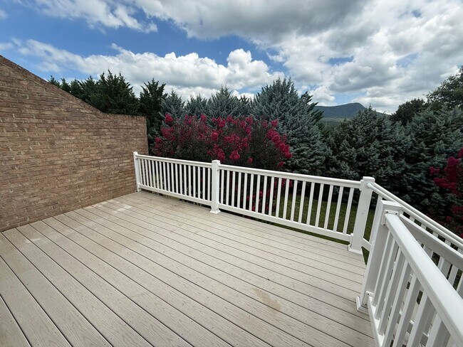 Building Photo - 4 Bedroom, 3 Bath Duplex in CrossKeys!