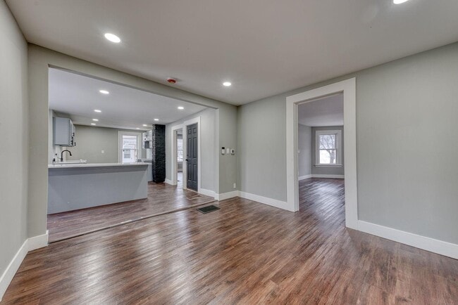 Building Photo - 68 Lewis Ave