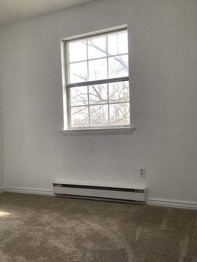 Building Photo - Newly Renovated - 3 Bed/2 Bath Townhouse - Available 06/04/2026