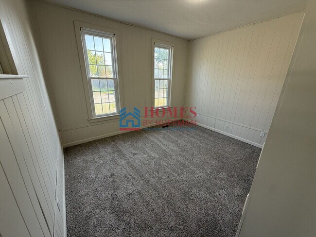 Building Photo - Three Bedroom | Updated | EHA Accepted | D...