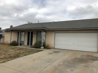 Building Photo - ONTARIO, single family home. Large fenced yard