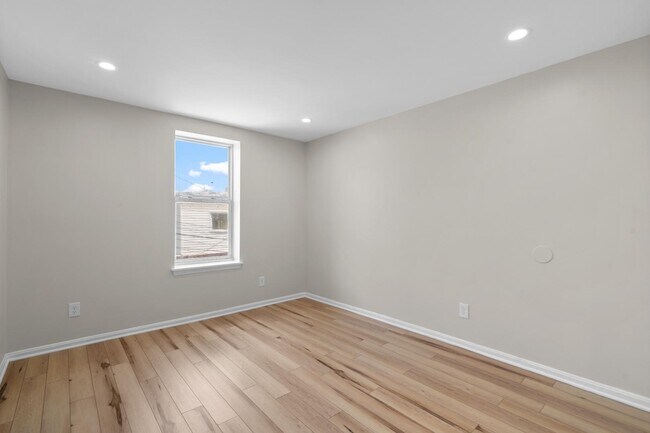 Building Photo - 2532 E Fayette St
