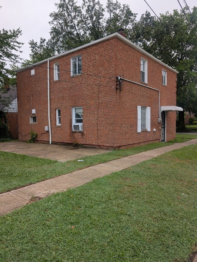 Building Photo - Spacious 5BR 2BA SFR w/ In-Unit W/D • Off Street Parking in Euclid