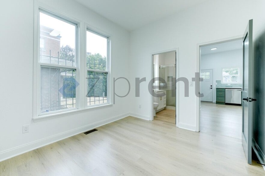 Building Photo - Unit n/a