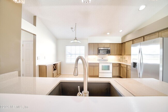 Building Photo - 5628 Loma Vista Dr W