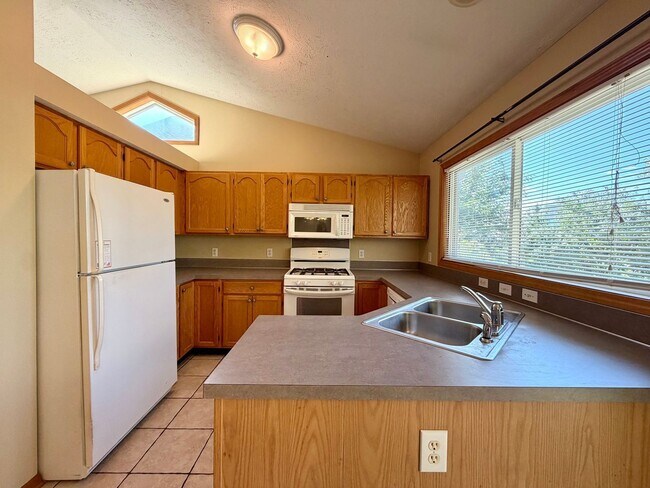 Building Photo - 5653 E Grove Dr SE