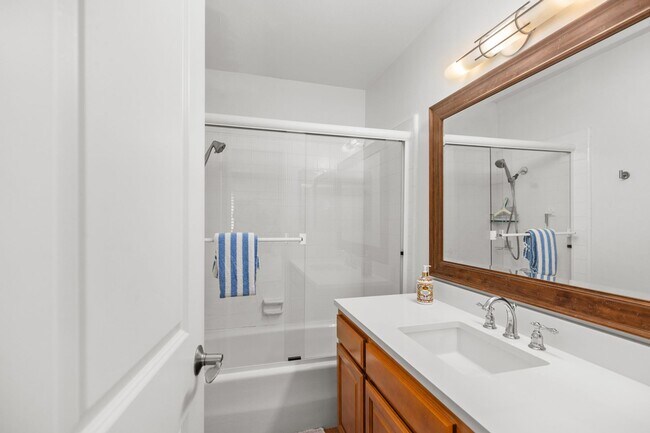 Building Photo - Luxurious 2 Bedroom, 2 Bathroom Condo for Rent