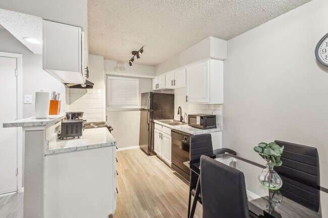 Building Photo - 2525 Thomason Cir