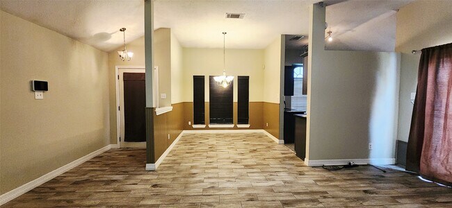 Building Photo - 213 Mango St