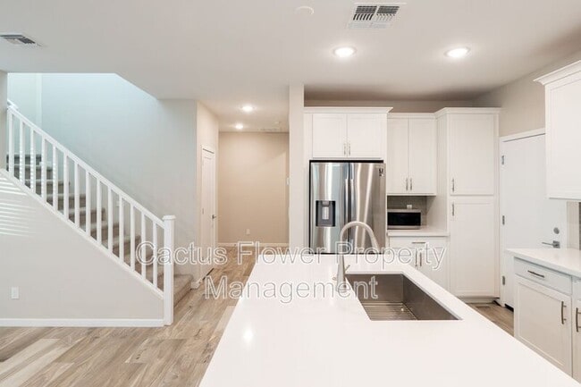 Building Photo - 2851 S Central Dr
