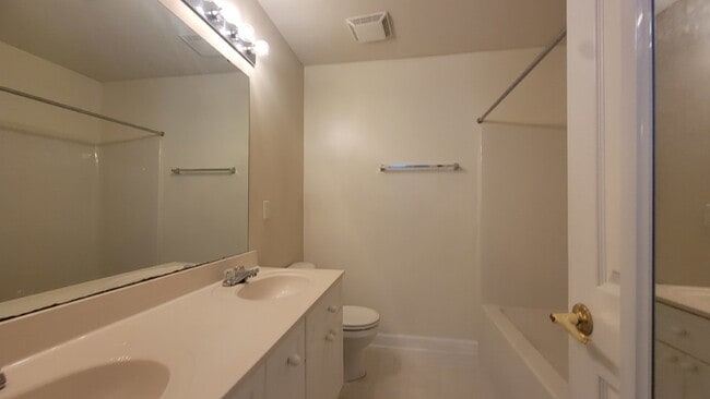 Building Photo - Fantastic three-bedroom three, three-bathr...