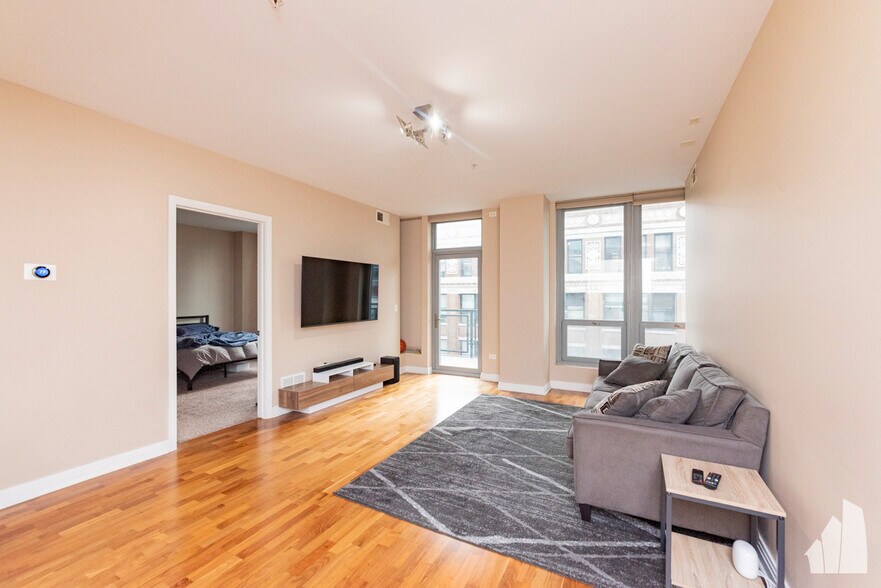 Primary Photo - 565 W Quincy St